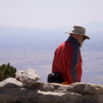 韦尔博士攀登亚利桑那州图森市他家附近的林肯峰。