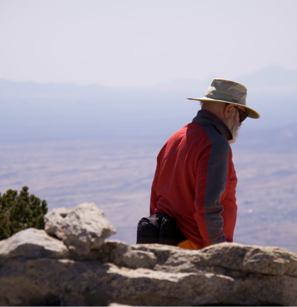 韦尔博士攀登亚利桑那州图森市他家附近的林肯峰。