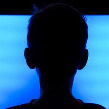 看电视在黑暗中看电视会伤害你的眼睛吗?Andrew Weil，医学博士
