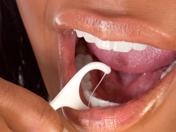 口腔健康使用牙线