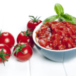 丁和西红柿。点缀以罗勒。丁和西红柿,用橄榄油。点缀以罗勒。
