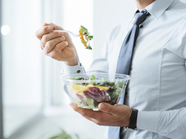 商人午餐吃蔬菜沙拉，健康饮食和生活方式的概念，面目全非的人