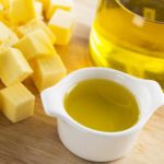 橄榄油在小玻璃容器瓶油和多维数据集的黄油