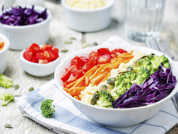彩虹小米蔬菜沙拉在白木背景。塑身。有选择性的重点