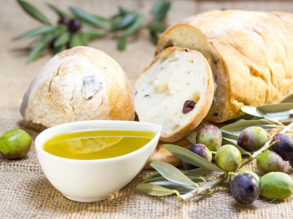 夏巴塔面包，橄榄油和粗麻布上的橄榄枝。