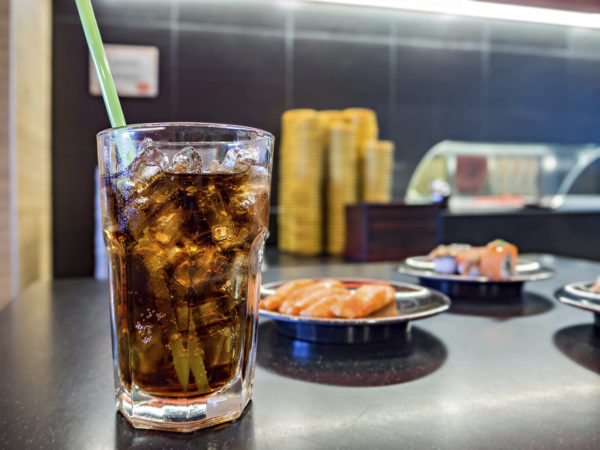 可乐在玻璃孤立的食物背景与软焦点