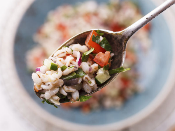 薏米蔬菜沙拉。有选择性的重点