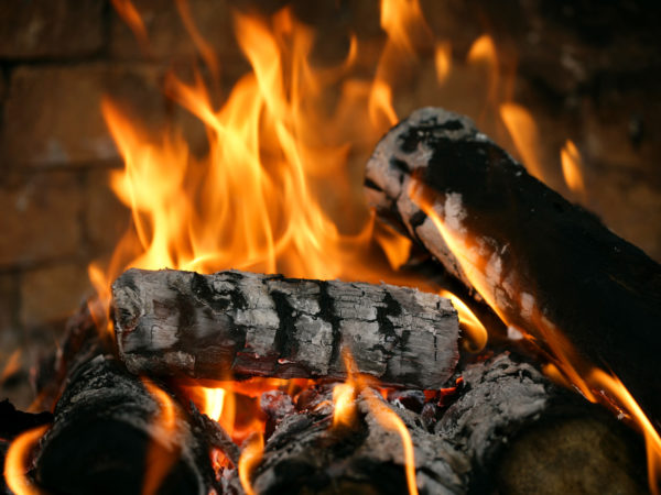 壁炉里的真实火焰特写。