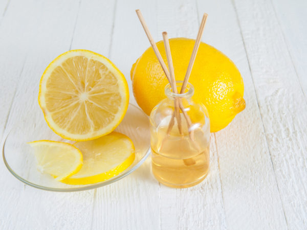 香氛棒或瓶香味扩散与柠檬在木制背景。