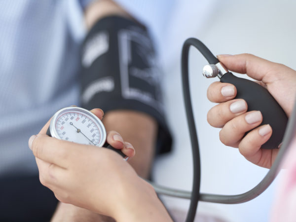 护士测量血压。