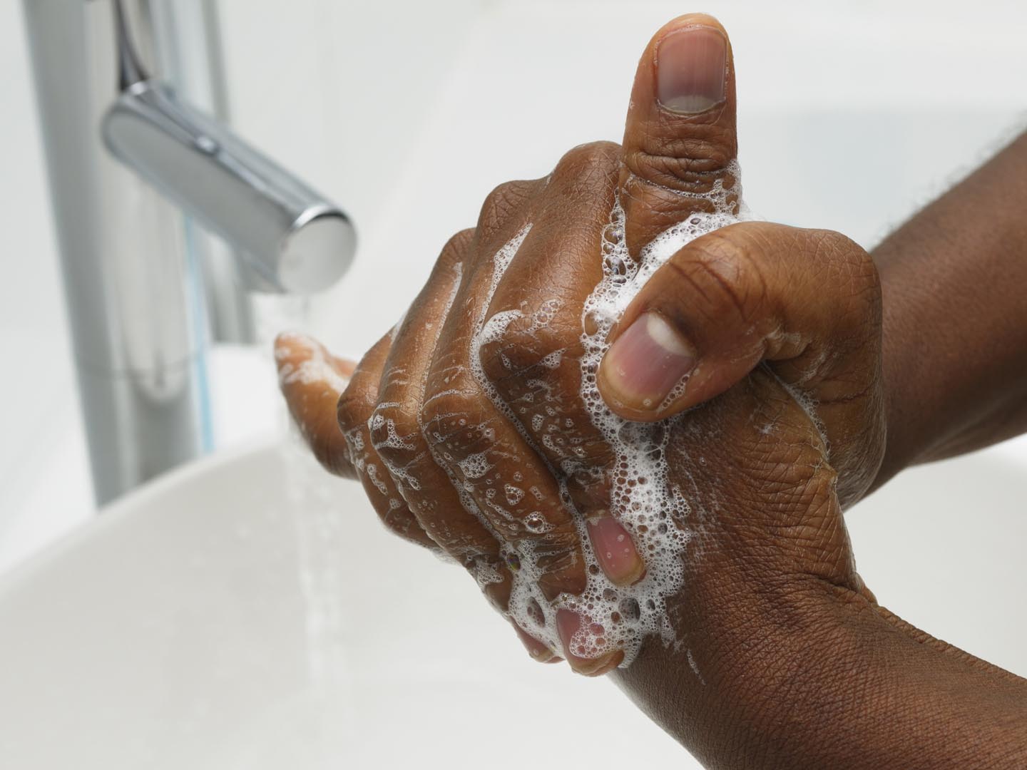 一个非裔美国人洗手。手部去污手术擦洗技术的一部分