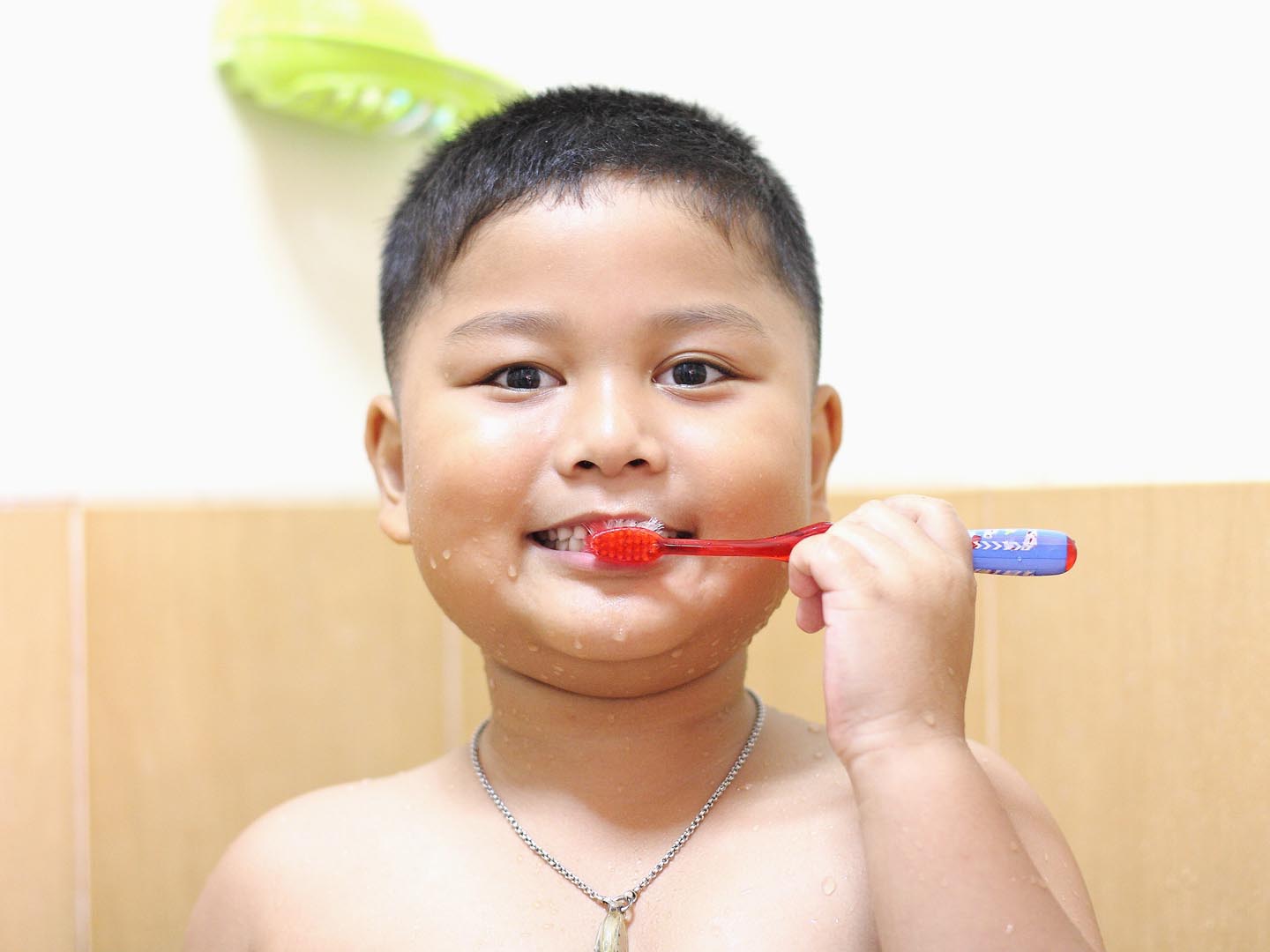小男孩在刷牙。个人卫生。