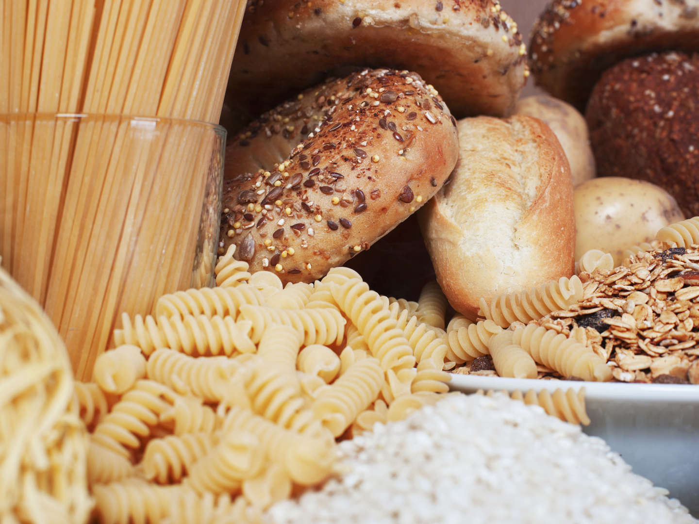 高碳水化合物的食物，大米，意大利面，谷物，面包，百吉饼，面条。