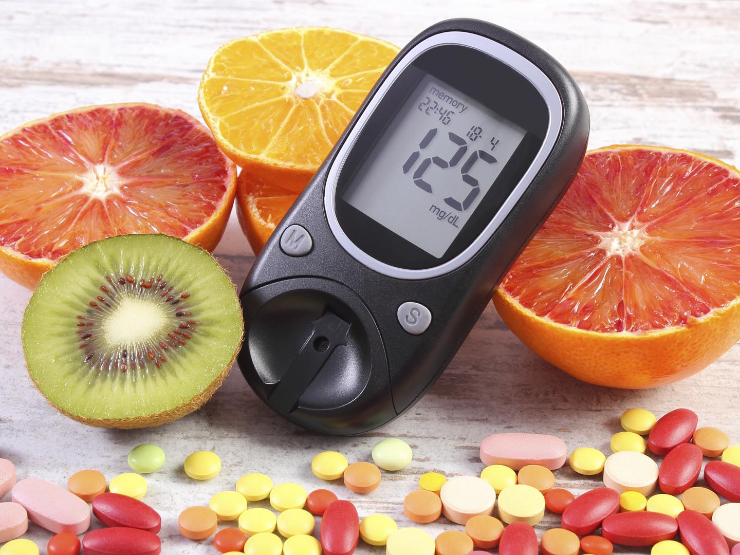 血糖仪测量血糖水平的结果，新鲜的天然水果和药片和补充剂，糖尿病的概念，健康的生活方式和营养