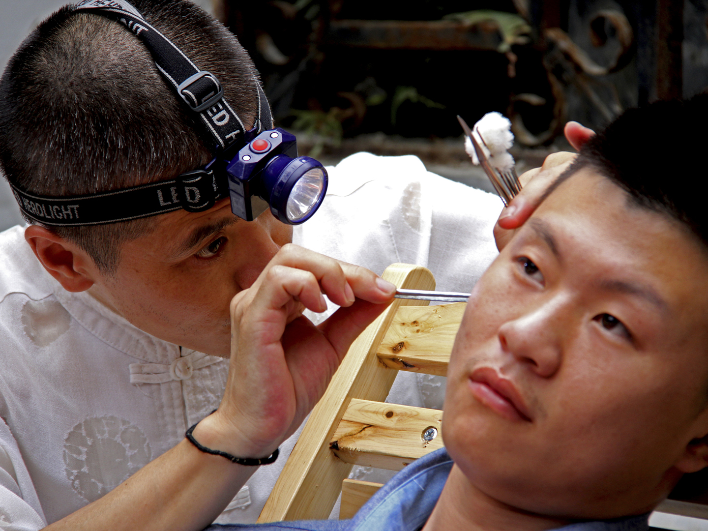 中国成都——2013年8月5日:成都市场的耳蜡去除