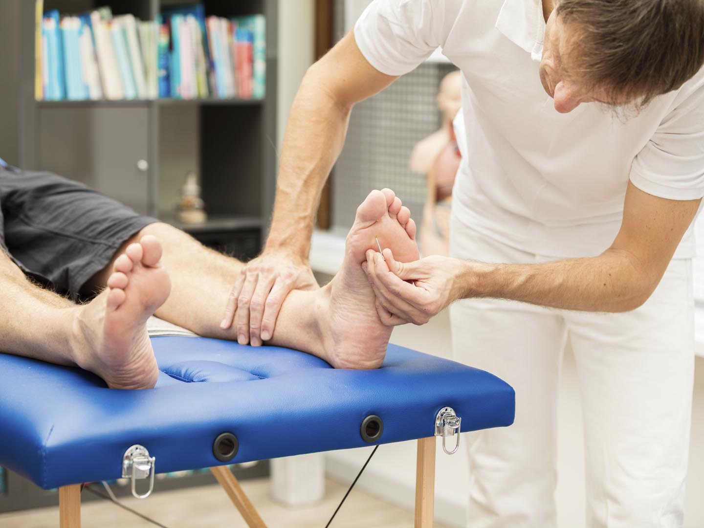 一位医生正在测试病人脚的敏感度。常用于糖尿病患者神经病变的检查。XXXL大小的形象。