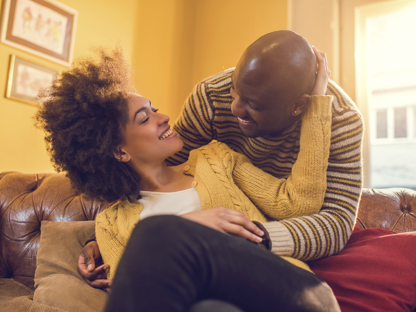 一对快乐的非裔美国夫妇在家里互相交谈。他们彼此充满了爱。