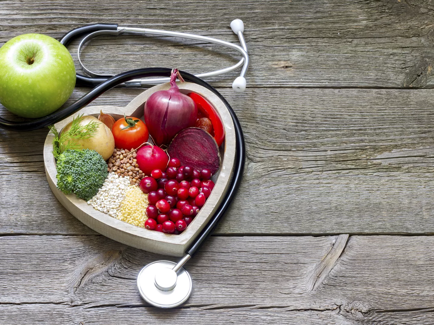 健康食品在心脏和胆固醇饮食的概念在复古板