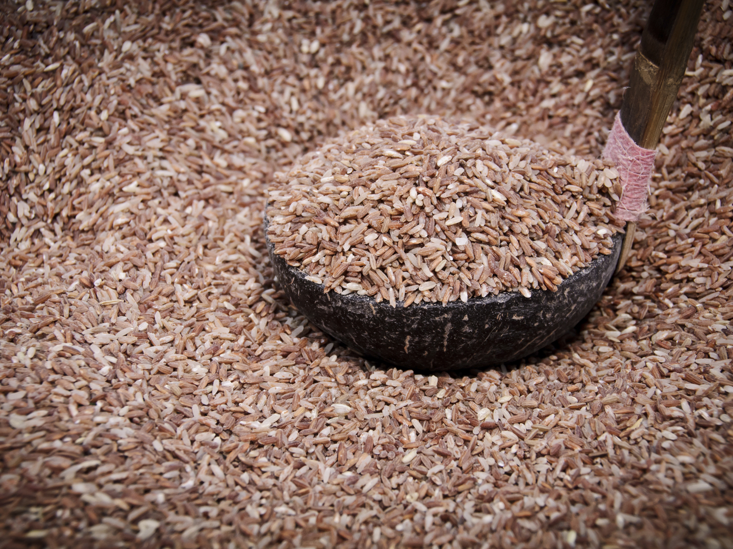 红米，也被称为杂草水稻，是一种低产水稻品种，在优质水稻的田里像杂草一样存在。红曲米是在大米上生长的酵母(红曲霉)的产物，在一些亚洲国家是一种主食。服用本品可提神、助消化、清除“血液阻塞”。它通常用于降低胆固醇。