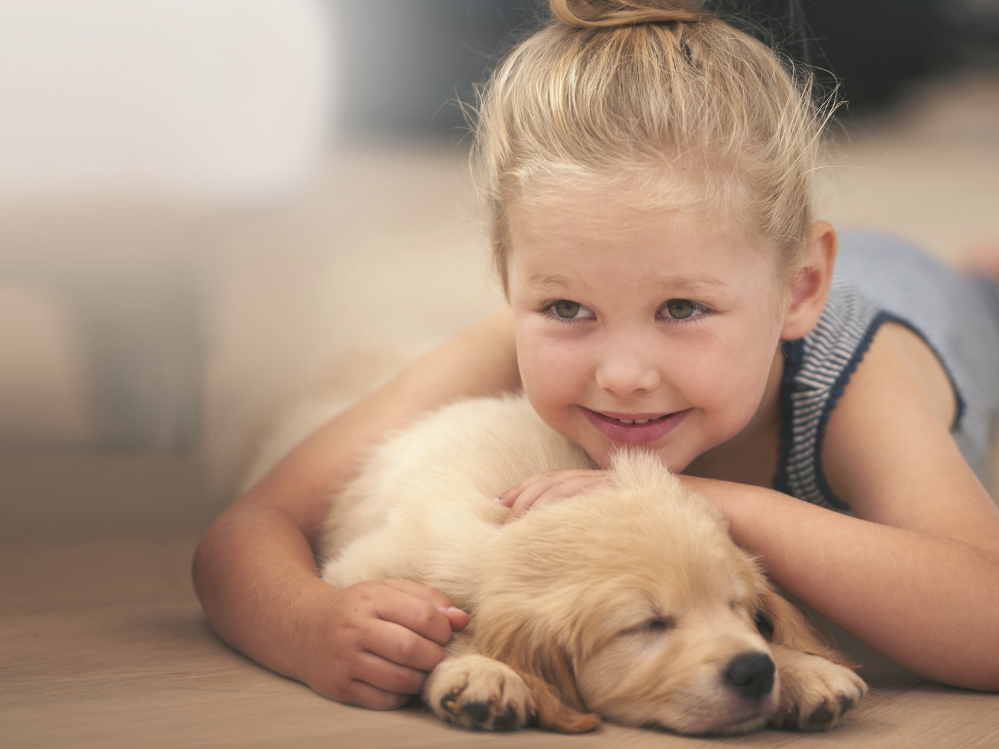 一个可爱的小女孩和她的小狗在家里