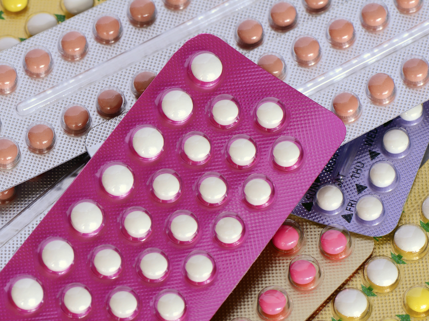 彩色口服避孕药有21片和28片条。