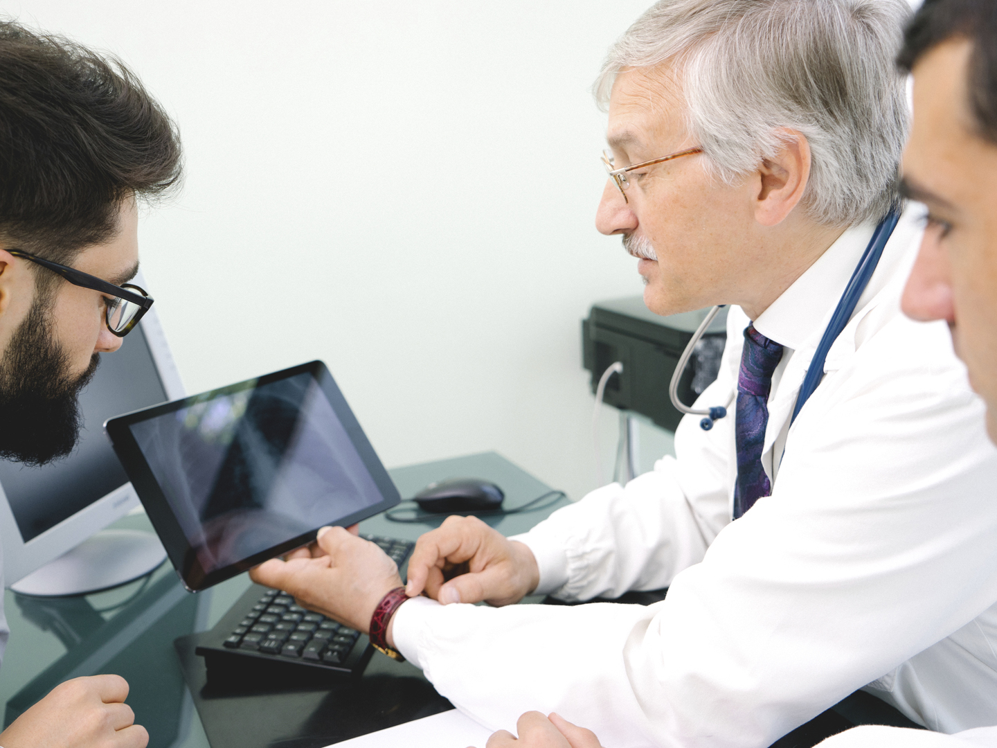 成熟的医生使用数字平板电脑进行诊断。