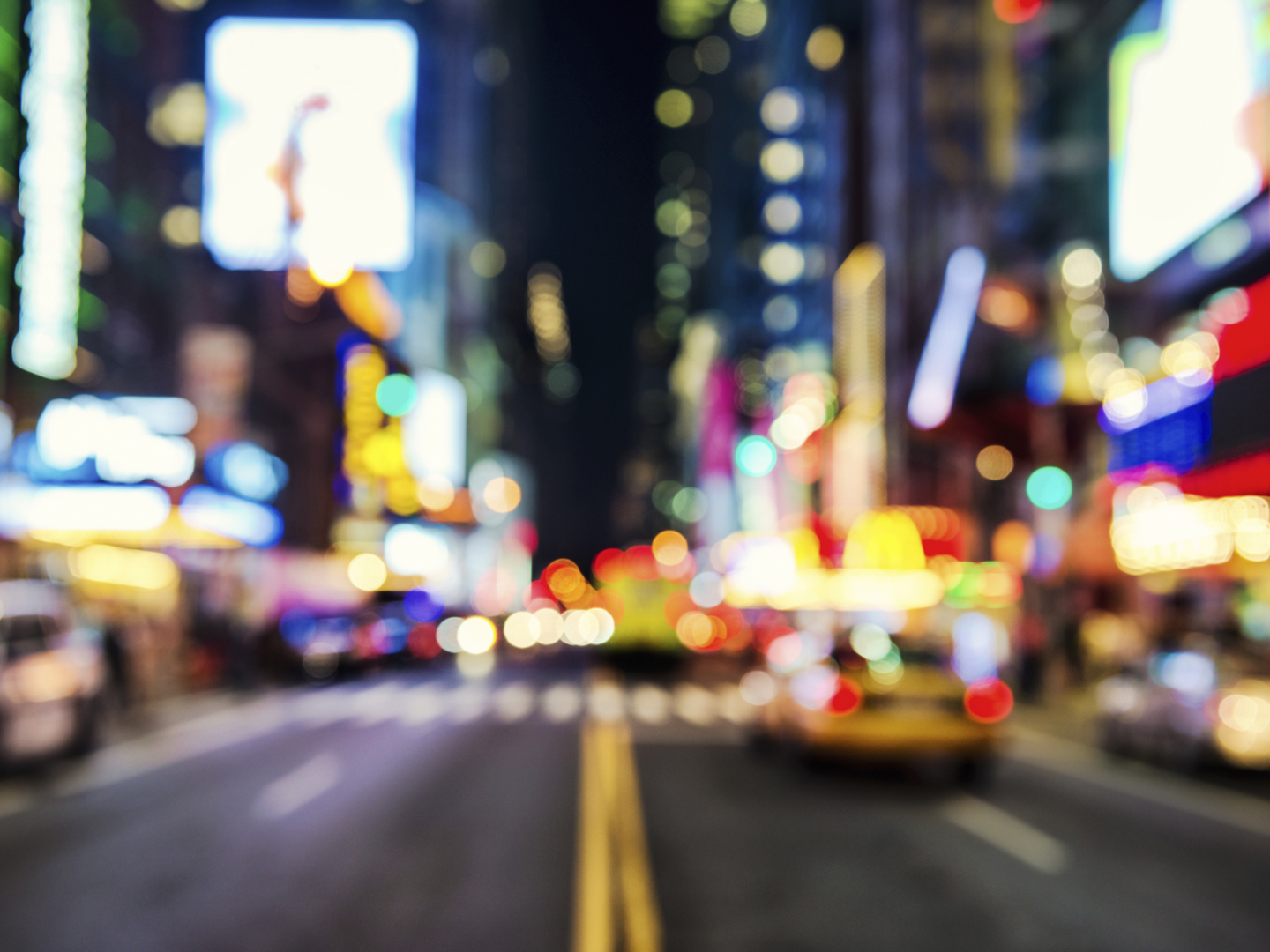 纽约市模糊的街道照明和夜间灯光