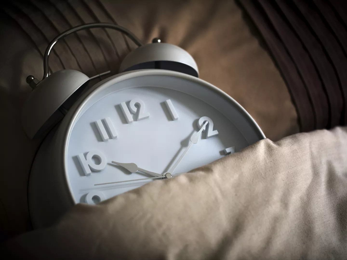 闹钟在床上的概念为睡觉时间，睡眠，睡眠或失眠