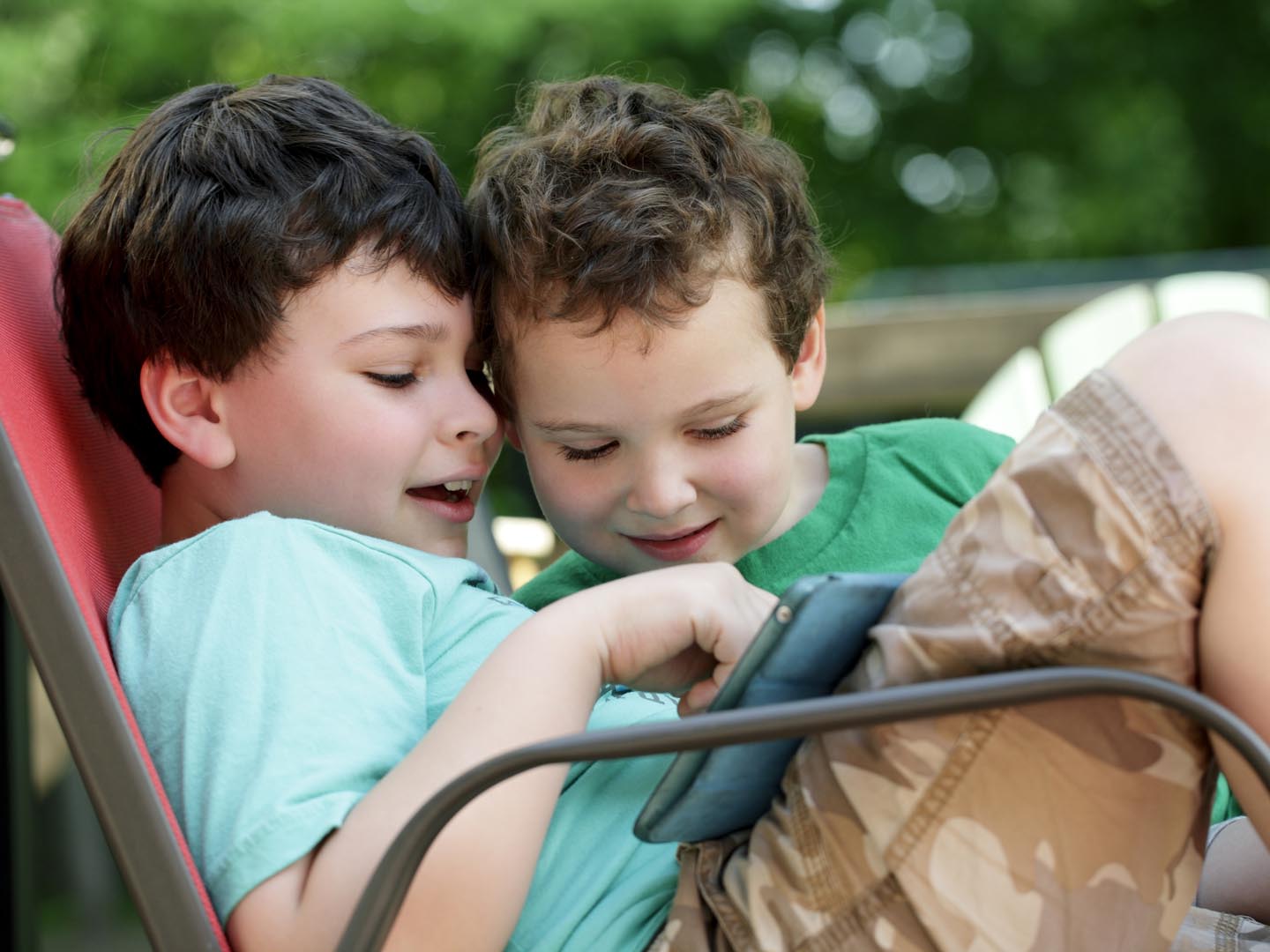 两个有特殊需求的男孩发现，在使用iPad等平板电脑应用程序时，他们可以容忍亲密和分享。