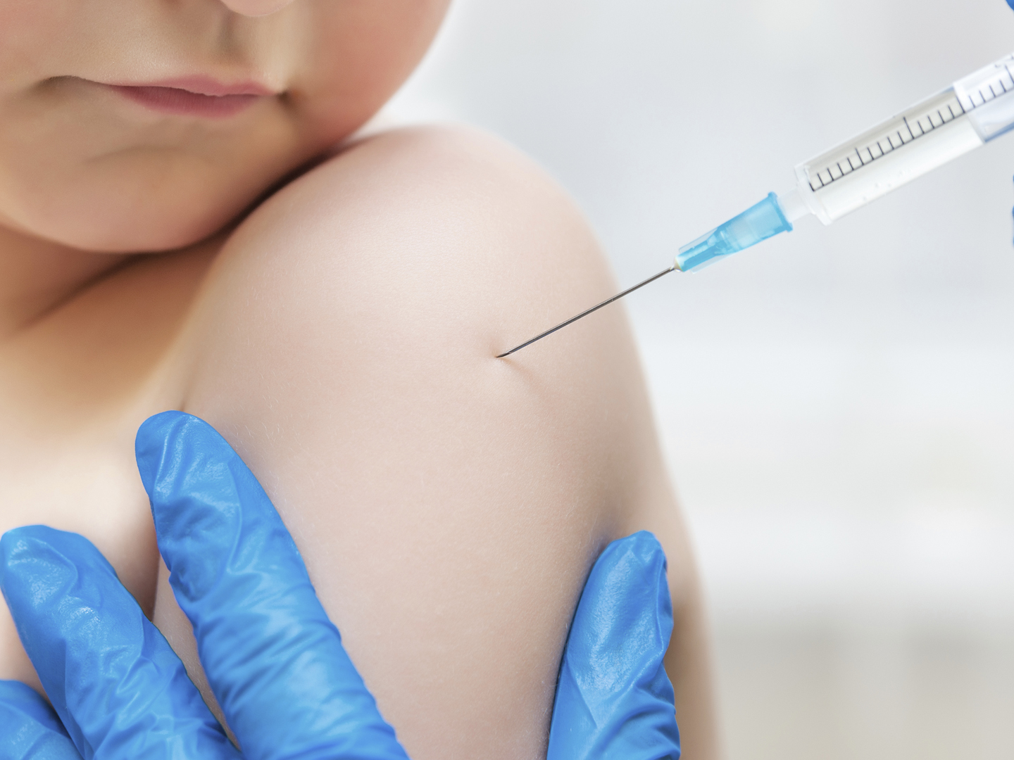 男孩和疫苗注射器