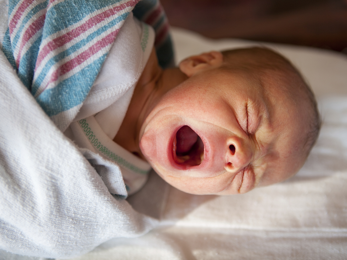 一个刚出生1天的男婴在哭。