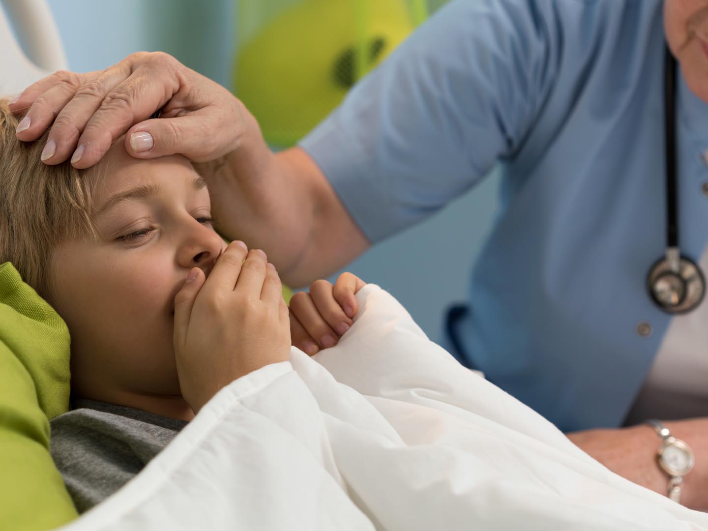 婴儿咳嗽的特写躺在医院的床上
