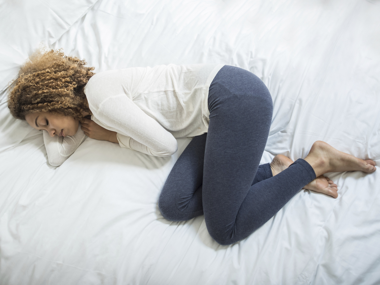 年轻的非洲裔美国妇女感到不适，躺在床上