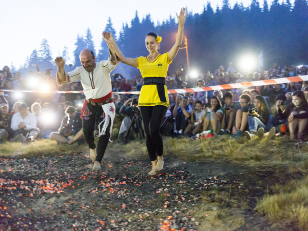 保加利亚罗镇——2015年7月18日:在一场nestinarstvo演出中，一对nestinarstvo男女在火中行走。火的仪式包括由nestinari在燃烧的余烬上赤脚跳舞。