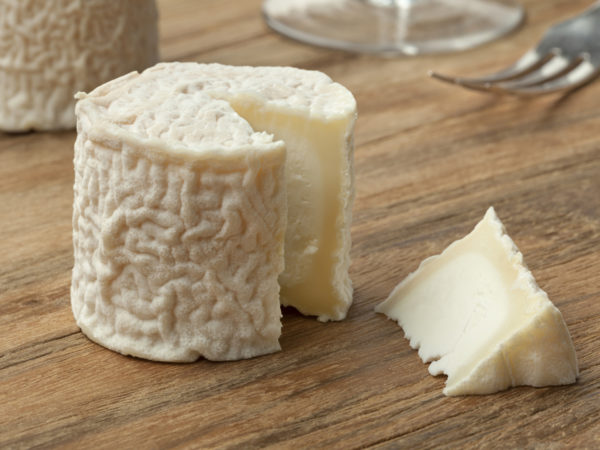 小块法国山羊奶酪和一块