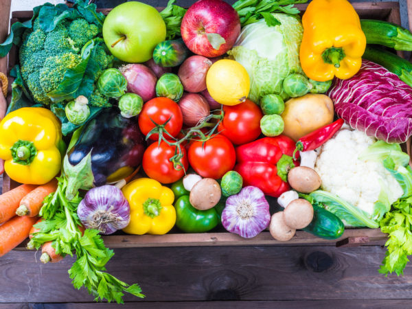 蔬菜和水果装在木箱里。