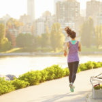 一个运动的女人在公园里慢跑的后视镜