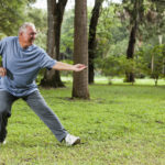 老人(60多岁)在公园里练习太极。