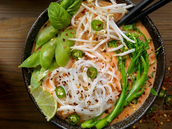 豆腐咖喱，菜花，面条&腰果|食谱| Dr. Weil's健康厨房